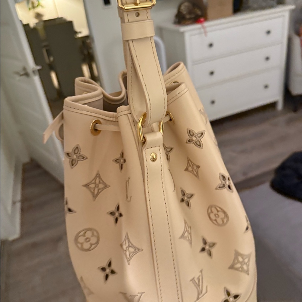 Louis Vuitton Beige Monogram Shoulder Bag - Picture 2 of 6